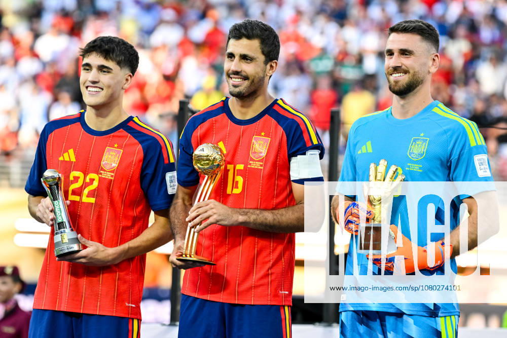 EAST RUTHERFORD, NEW JERSEY - JULY 19: Pau Cubarsi of Spain with the aramco FIFA Young Player award, Rodri of Spain with the adidas Golden Ball award and Spain goalkeeper Unai Simon with adidas Golden Glove award pose for a photo after the FIFA World Cup, WM, Weltmeisterschaft, Fussball 2026 Final match between Spain and Argentina at New York New Jersey Stadium on July 19, 2026 in East Rutherford, United States.