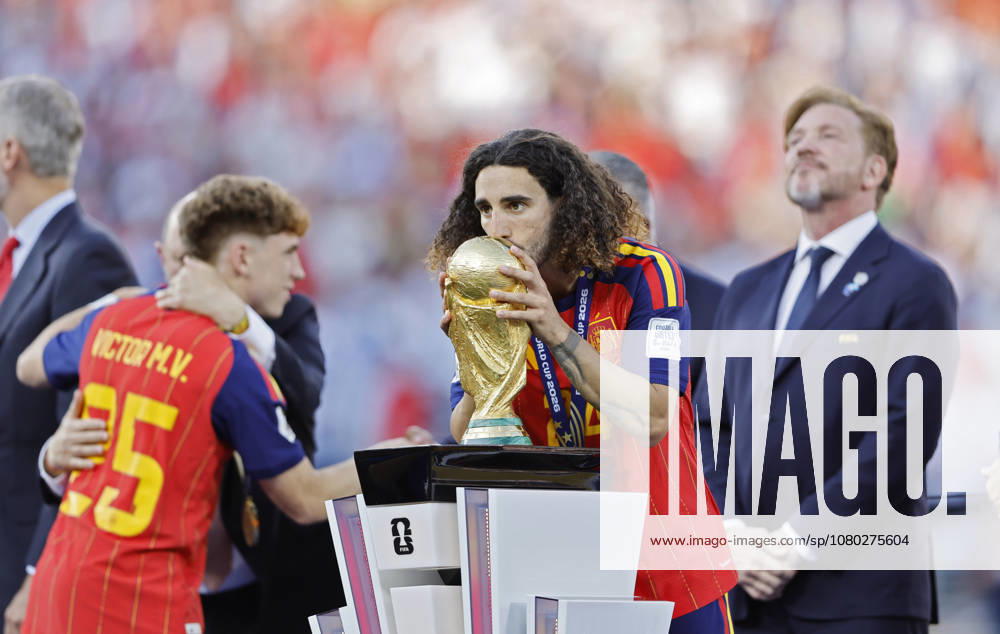 Fussball Weltmeisterschaft 2026 in den USA, Finale, Spanien - Argentinien, im MetLife Stadium (New York New Jersey (East Rutherford)), Spanien ist nach 1:0 Sieg Weltmeister 2026, Siegerehrung. Marc Cucurella (Spanien) küsst den WM-Pokal.