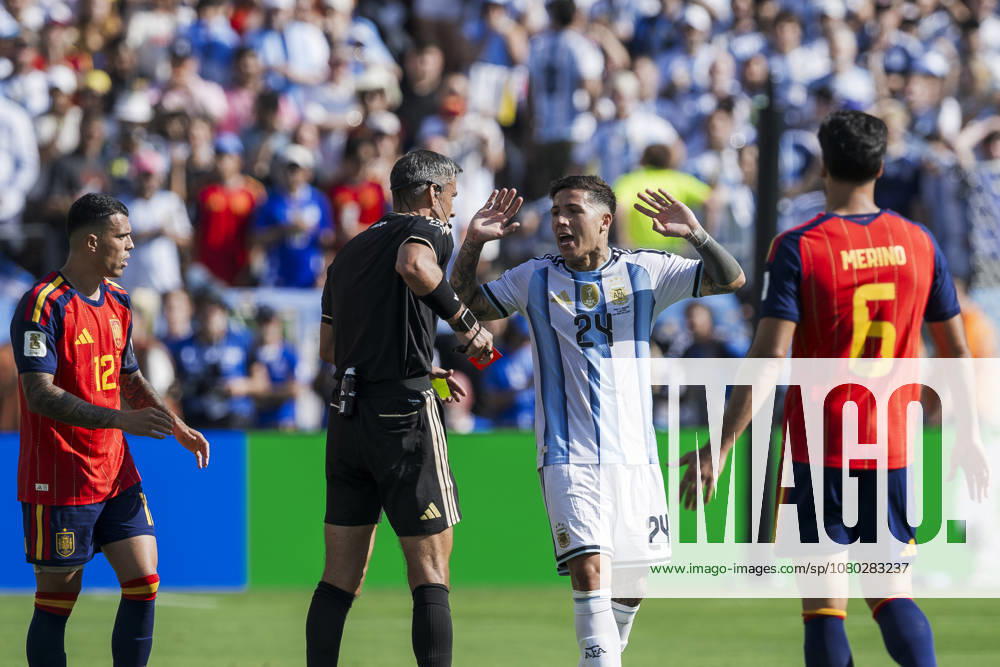 Spain v Argentina - FIFA World Cup, WM, Weltmeisterschaft, Fussball 2026 Enzo Fernandez of Argentina reacts as the referee Slavko Vincic shows a red card to him during the FIFA World Cup 2026 final football match between Spain and Argentina. East Rutherford United States