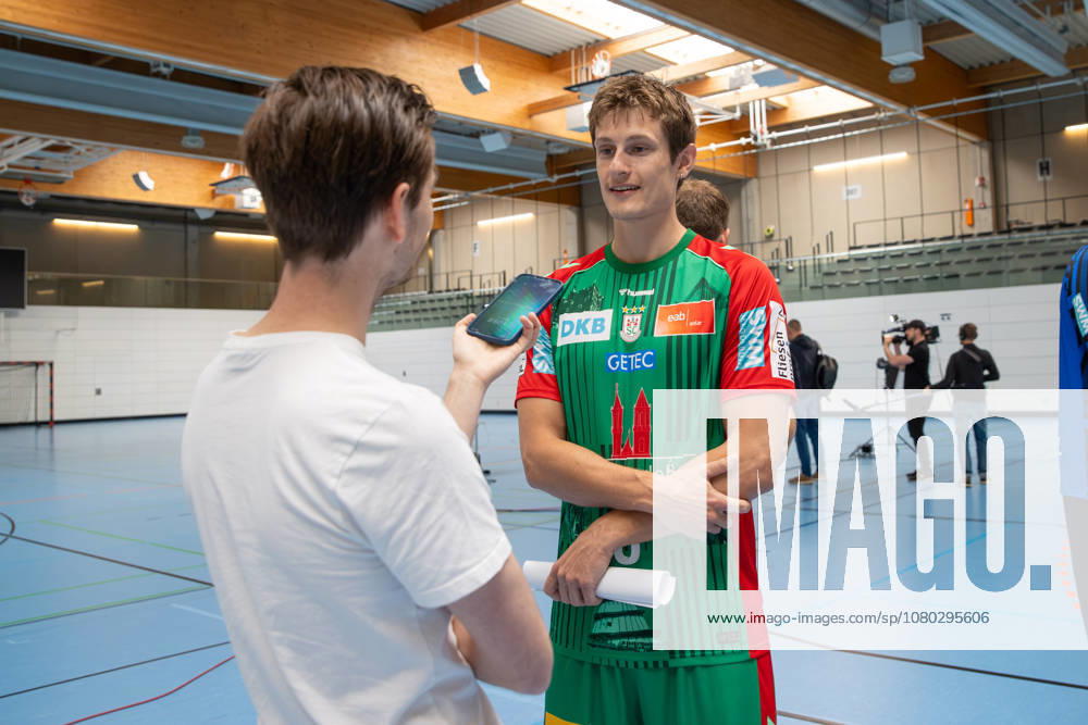 Handball - Opel HBL SC Magdeburg - Fototermin Saison 2026 27, v.l. Oskar Vind Rasmussen (Magdeburg, 9) im Interview Magdeburg
