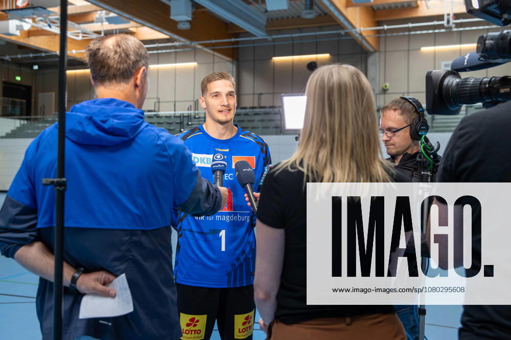 Handball - Opel HBL SC Magdeburg - Fototermin Saison 2026 27, v.l. Dominik Kuzmanovic (Magdeburg, 1) im Interview Magdeburg