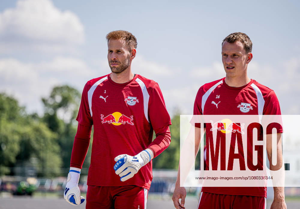 Leipzigs Torwart Torhueter Peter Gulacsi und Lukas Klostermann beim Training. Trainingsauftakt RB Leipzig. 13. Juli 2026: Leipzig, Red Bull Akademie. Training RB Leipzig