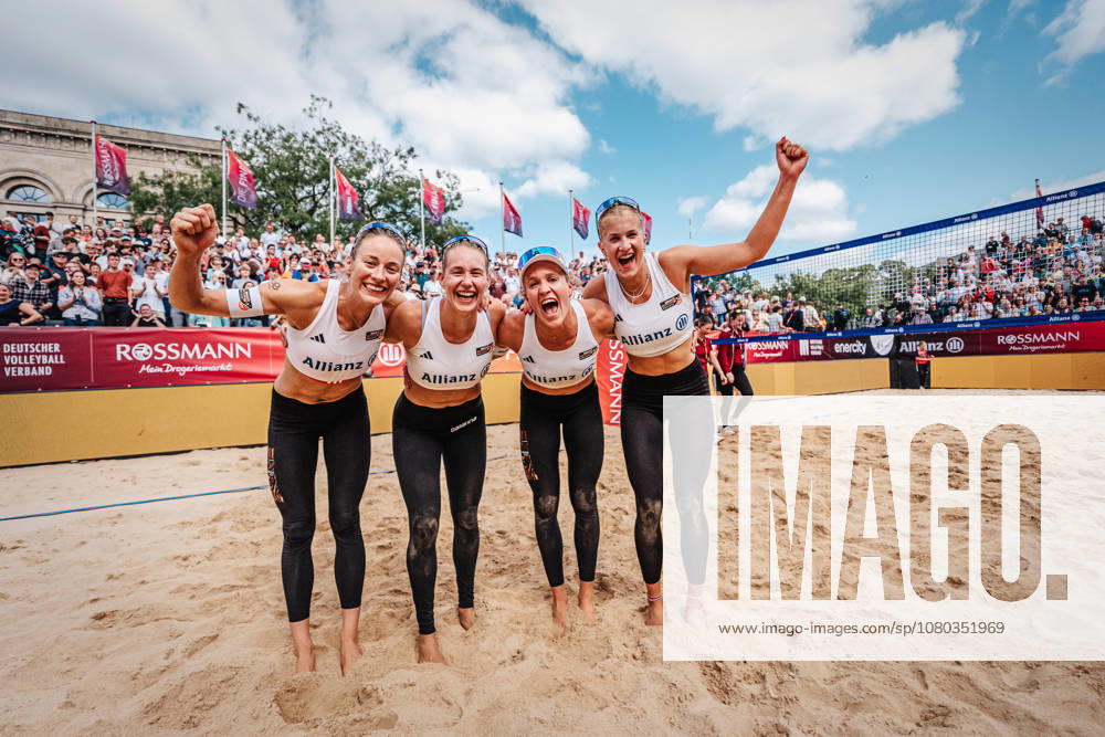 Beachvolleyball Frauen Allianz German Beach Club Finals Die Finals 2026 Hannover Berlin Recycling Volleys vs. Beachclub Kiel 23.07.2026 v.l. Louisa Lippmann, Tabea Schwarz, Melanie Paul und Mareet Maidhof jubeln nach dem Sieg Hannover Opernplatz Niedersachsen Deutschland