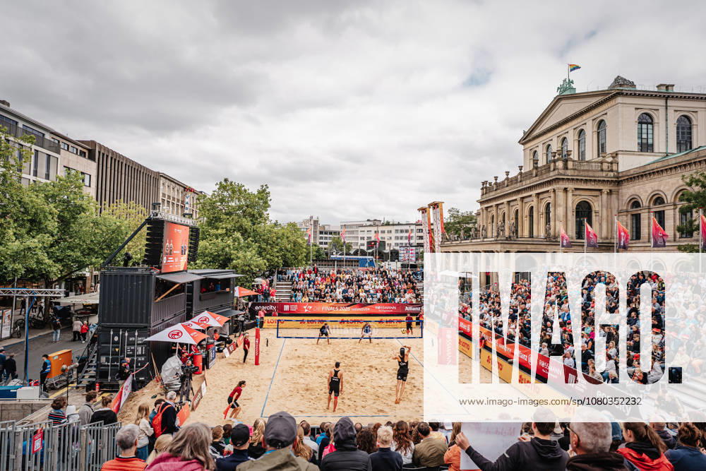 Beachvolleyball Männer Allianz German Beach Club Finals Die Finals 2026 Hannover Eintracht Spontent vs. Beachclub Kiel 23.07.2026 Das ausverkaufte Stadion auf dem Opernplatz Totale Übersicht Hannover Opernplatz Niedersachsen Deutschland
