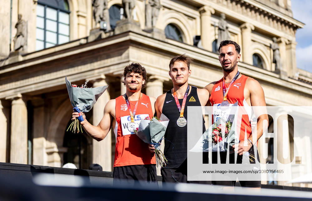 Deutsche Leichtathletik-Meisterschaften Stabhochsprung Männer; Hannover, 23.07.2026 Freuen sich gemeinsam (von links): Die Medaillengewinner im Stabhochsprung - Fabio Wünsche (SC Potsdam e.V.), Marec Metzger (TSV Gräfelfing) und Constantin Rutsch (LG Olympia Dortmund); Deutsche Leichtathletik-Meisterschaften Stabhochsprung Männer am 23.07.2026 auf dem Opernplatz in Hannover (Niedersachsen).