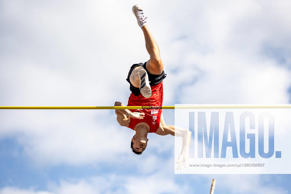 Deutsche Leichtathletik-Meisterschaften Stabhochsprung Männer; Hannover, 23.07.2026 Kopfstand: Gillian Ladwig (Schweriner SC) im Stabhochsprung; Deutsche Leichtathletik-Meisterschaften Stabhochsprung Männer am 23.07.2026 auf dem Opernplatz in Hannover (Niedersachsen).