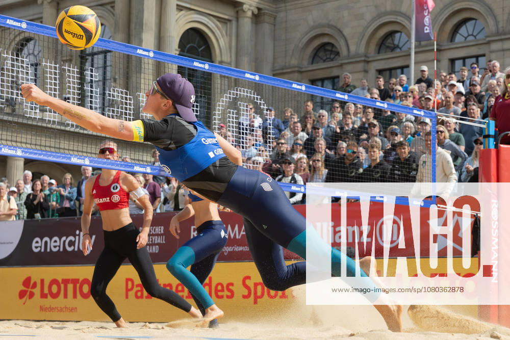 Deutsche Meisterschaften im Beach-Volleyball. 2026 Melanie Gernert (Kiel) in Aktion. Deutsche Meisterschaften im Beach-Volleyball am 24. Juli 2026 in Hannover. Viertelfinalspiel zwischen dem 1. Beachclub Kiel und dem Olympischen Club BW Stuttgart., Hannover Niedersachsen Deutschland Opernplatz