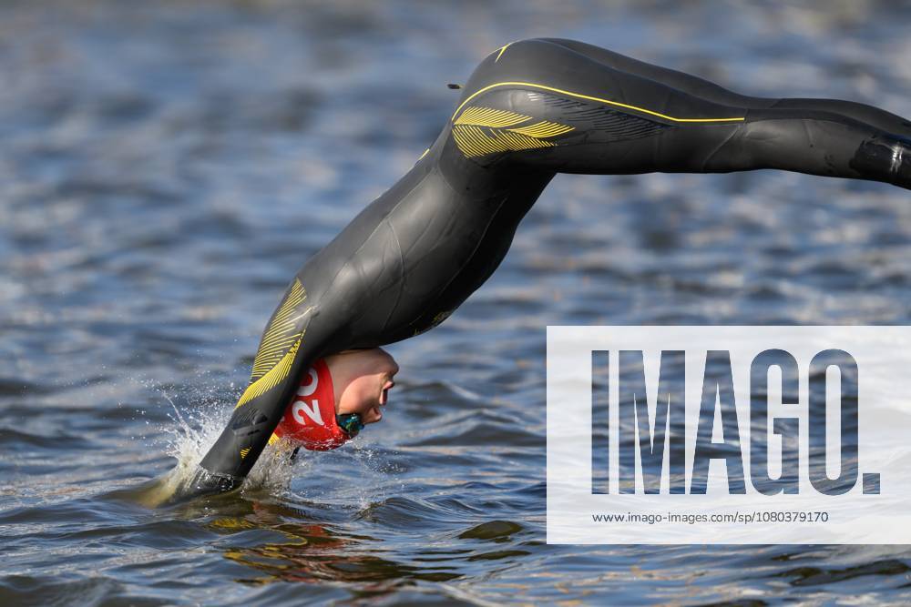 DTU Deutsche Meisterschaften Triathlon Team Mixed Relay im Rahmen von Die Finals Hannover Mira Charlotte Radtke (Team Berlin mixed) springt ins Steinhuder Meer zum Schwimmen bei den DTU Deutsche Meisterschaften Triathlon Team Mixed Relay im Rahmen von Die Finals Hannover; 23.07.2026; COPYRIGHT: Petko Beier petkobeier.de Steinhuder Meer Germany