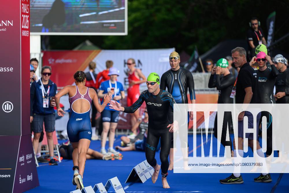 DTU Deutsche Meisterschaften Triathlon Team Mixed Relay im Rahmen von Die Finals Hannover Lene Marlin Löwe (Tri Team Hamburg e.V.) übergibt an Daniel Hahn (Tri Team Hamburg e.V.) bei den DTU Deutsche Meisterschaften Triathlon Team Mixed Relay im Rahmen von Die Finals Hannover; 23.07.2026; COPYRIGHT: Petko Beier petkobeier.de Steinhuder Meer Germany