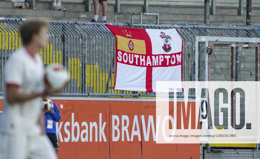 Deutschland: Fussball Testspiel Vereine 2026 2027, Freundschaftsspiel Eintracht Braunschweig vs Southampton FC Eintracht-Stadion (Braunschweig): Zuschauer, Fans, Tribüne, Fahne, Transparent, Spruchband, Choreographie, Fanchoreo, Braunschweig