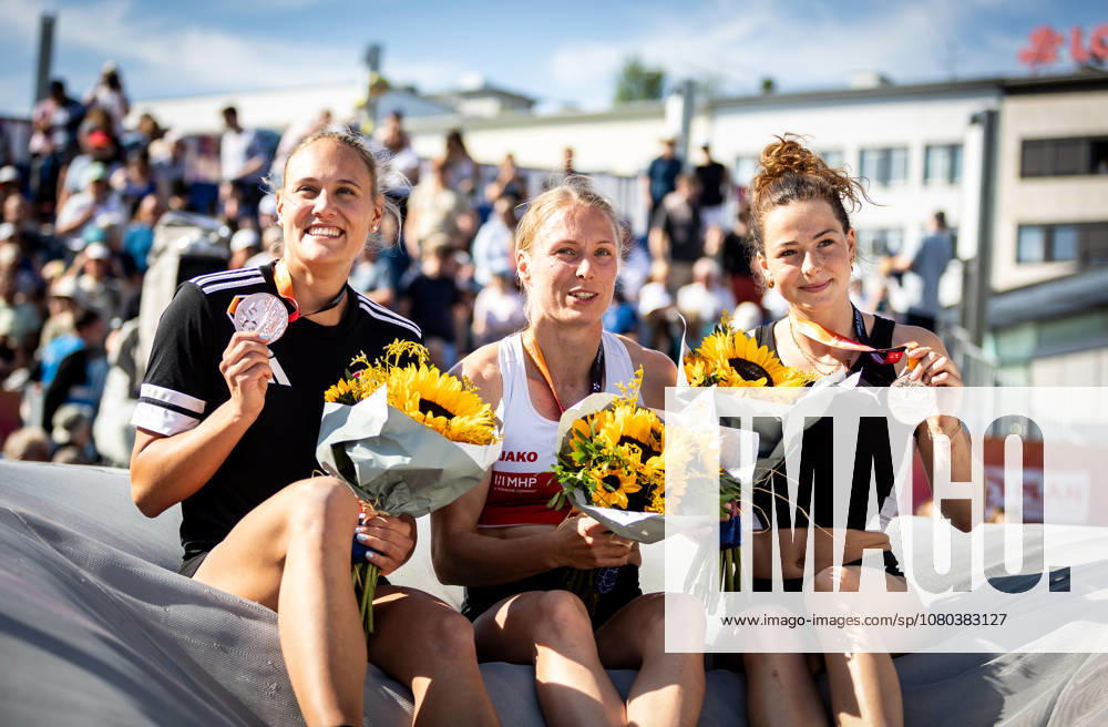 Deutsche Leichtathletik-Meisterschaften Stabhochsprung Frauen; Hannover, 24.07.2026 Strahlende Medaillengewinnerinnen im Stabhochsprung der Frauen (von links): Sarah Franziska Vogel (Eintracht Frankfurt e.V.), Anjuli Knäsche (VfB Stuttgart 1893) und Anna Hiesinger (LAZ Ludwigsburg); Deutsche Leichtathletik-Meisterschaften Stabhochsprung Frauen am 24.07.2026 auf dem Opernplatz in Hannover (Niedersachsen).