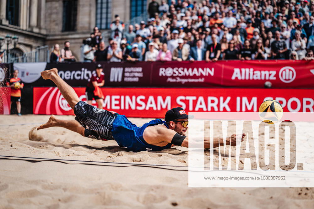 Beachvolleyball Männer Allianz German Beach Club Finals Die Finals 2026 Hannover Beachclub Kiel vs. Beachvolley United 24.07.2026 Bo Hansen springt zum Ball Hannover Opernplatz Niedersachsen Deutschland