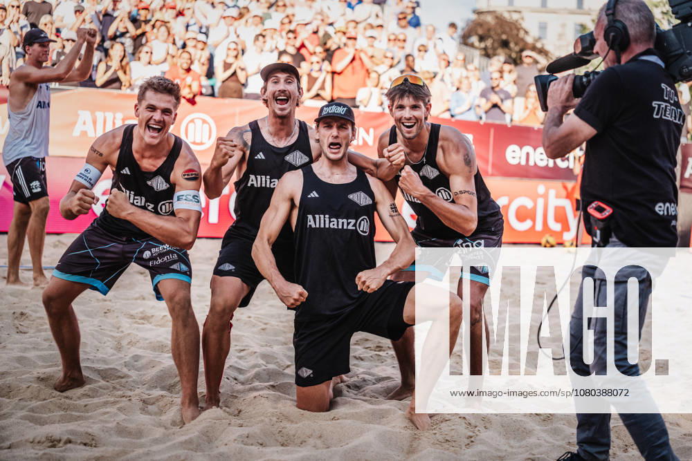 Beachvolleyball Männer Allianz German Beach Club Finals Die Finals 2026 Hannover Olympischer Eintracht Sponten vs. Hauptstadt Beacher 24.07.2026 v.l. Luis Kubo, Lukas Pfretzschner, Paul Henning und Niklas Held jubeln nach dem Sieg beim vier gegen vier im Golden Set Hannover Opernplatz Niedersachsen Deutschland