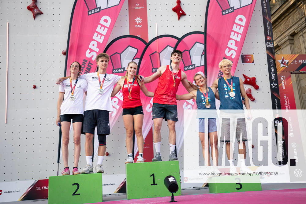 Klettern - Speedklettern: Die Finals 2026 - Deutsche Meisterschaft Speed - Gemischte Staffel Links Laura Wachter (Baden-Württemberg) und Nick Ressmann (Baden-Württemberg), Mitte Nele Thomas (Nordrhein-Westfalen) und Andrin Zedler (Nordrhein-Westfalen), Rechts Florence Grünewald (Rheinland-Pfalz) und Finn-Lucas Scholtes (Rheinland-Pfalz) Hannover Opernplatz Niedersachsen Deutschland