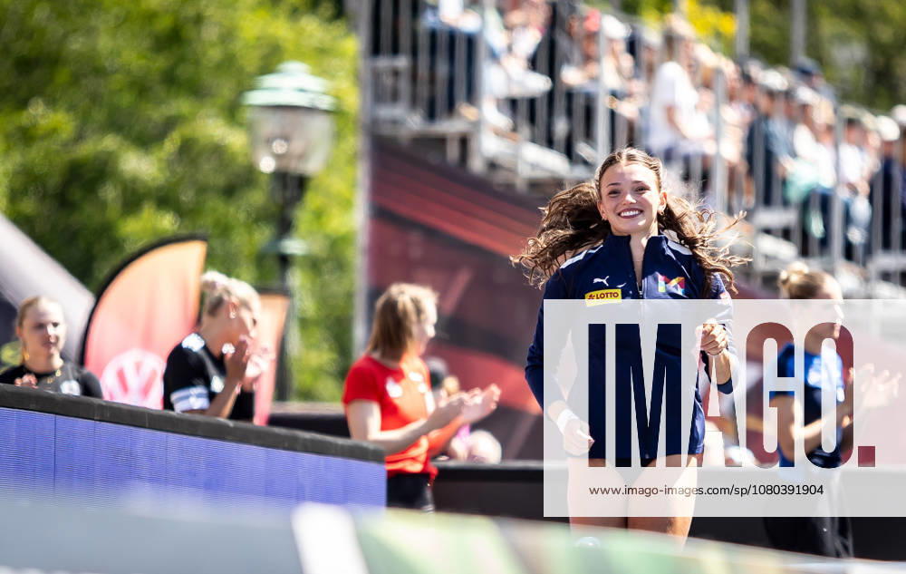 Deutsche Leichtathletik-Meisterschaften Stabhochsprung Frauen; Hannover, 24.07.2026 Vorfreude: Lotte Gretzler (USC Mainz) bei der Athletenpräsentation; Deutsche Leichtathletik-Meisterschaften Stabhochsprung Frauen am 24.07.2026 auf dem Opernplatz in Hannover (Niedersachsen).