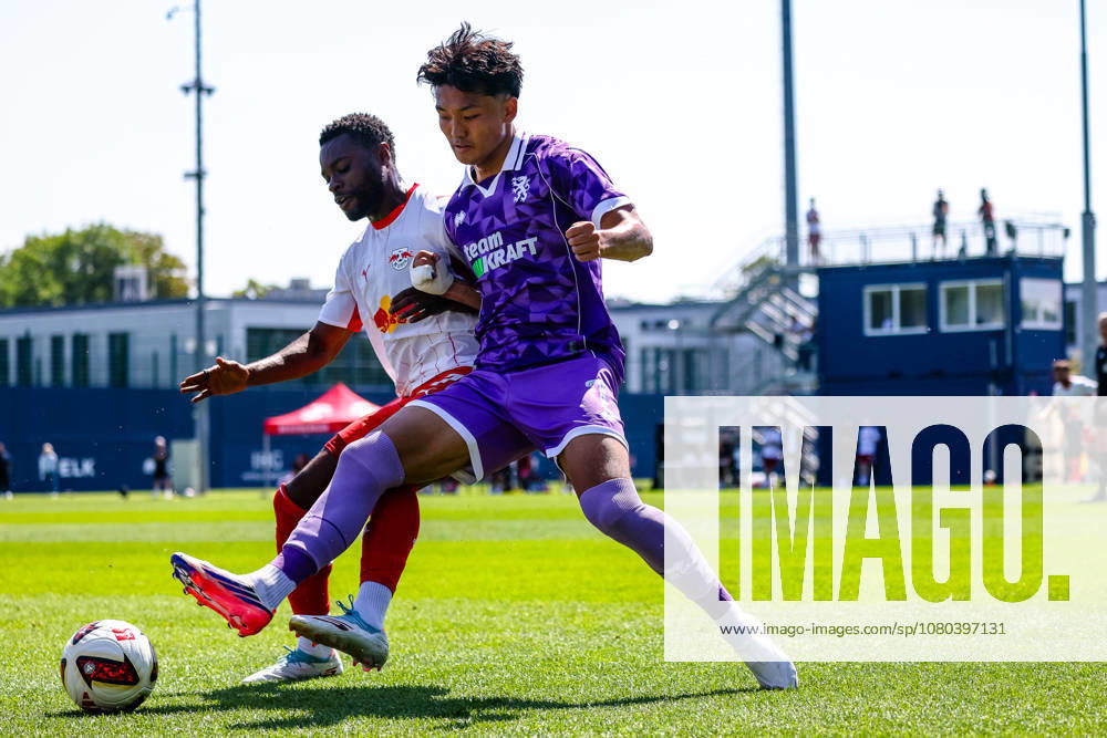 Zweikampf, Duell, Kampf Ridle Baku (RB Leipzig, 17) und Jongmin Seo (FC Ingolstadt, 07) am Ball, RB Leipzig vs FC Ingolstadt, Fussball, Testspiel, Saison 2026 27, 25.07.2026,¨ RB Leipzig vs FC Ingolstadt, Fussball, Testspiel, Saison 2026 27, 25.07.2026 Leipzig