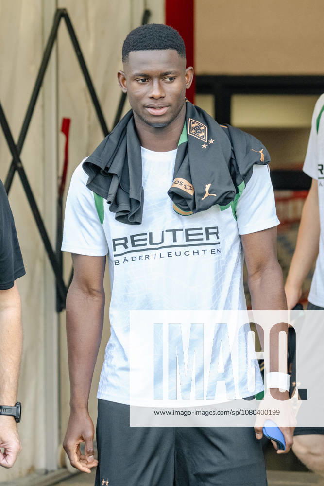 Iaia Manco Danfa (Borussia Moenchengladbach, 39) auf dem Weg zur Bank. Rot Weiss Essen vs. Borussia Moenchenlgadbach, Fussball, Testspiel, Saison 2026 2027, 25.07.2026 DFL DFB Regulations prohibit any use of Photographs as image sequences and or Quasivideo Rot Weiss Essen vs. Borussia Moenchengladbach, Fussball, Testspiel, Saison 2026 2027, 25.07.2026 Essen