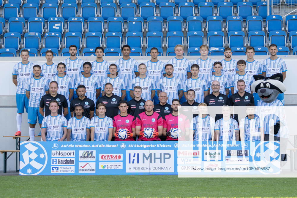 Fussball Regionalliga Suedwest, Stuttgarter Kickers - Fototermin Saison 2026 27 v.l. Mannschaftsfoto Teamfoto Saison 2026 2027, vordere Reihe v. l. (sitzend): Malik Sama, Melkamu Frauendorf, Nico Blank, Là on Neaimà , Felix Domekusch, Thomas Bromma, Christoph Meister, Christian Mauersberger, Leandro Mendes. Zweite Reihe v. l.:, Holger Bachthaler (Cheftrainer), Kerem Arslan (Co-Trainer), Denis Jercic (Torwarttrainer), Konstantin Konstantinidis (Athletiktrainer), Valentin Reichenbach (Videoanalyst), Willi Mast (Staff), Dieter Kerschbaum (Staff), Alexander Röth (Physiotherapeut)Timo Neuhaus (Staff), Waldi (Maskottchen). Dritte Reihe v. l.: Yannick Glessing, Ben-Luca Fisher, David Udogu, Maximilian Zaiser, Sebastian Müller, Lukas Kiefer, Nevio Schembri, Nico Molinari, Leon Beer. Vierte Reihe v. l.: Samuel Unsöld, Nico Fundel, Envir Zukaj, Adri Mulaj, Jacob Danquah, David Stojak, Laurin Völlmerk, Maximilian Vogel, Luca Trslic, Vincent Schwab, Dejan Bozic. Stuttgart