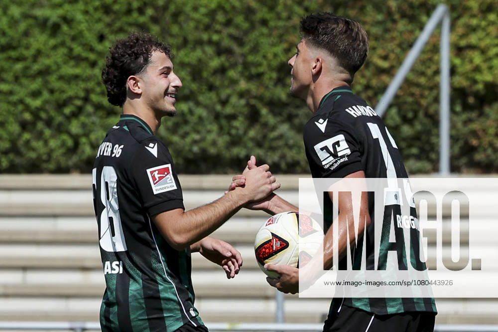 Franz Roggow (Hannover 96) bejubelt seinen Treffer zum 1:0 mit Taycan Ectibasi (Hannover 96), Friendly match, Hannover 96 v SC Preussen Münster, Hemberg-Stadion am 24. July 2026 in Iserlohn, Deutschland. (Foto von Marco Steinbrenner DeFodi Images) Franz Roggow (Hannover 96) celebrates after scoring his teams first goal with Taycan Ectibasi (Hannover 96), Friendly match, Hannover 96 v SC Preussen Münster, Hemberg-Stadion, July 24, 2026 in Iserlohn, Germany. (Photo by Marco Steinbrenner DeFodi Images) -