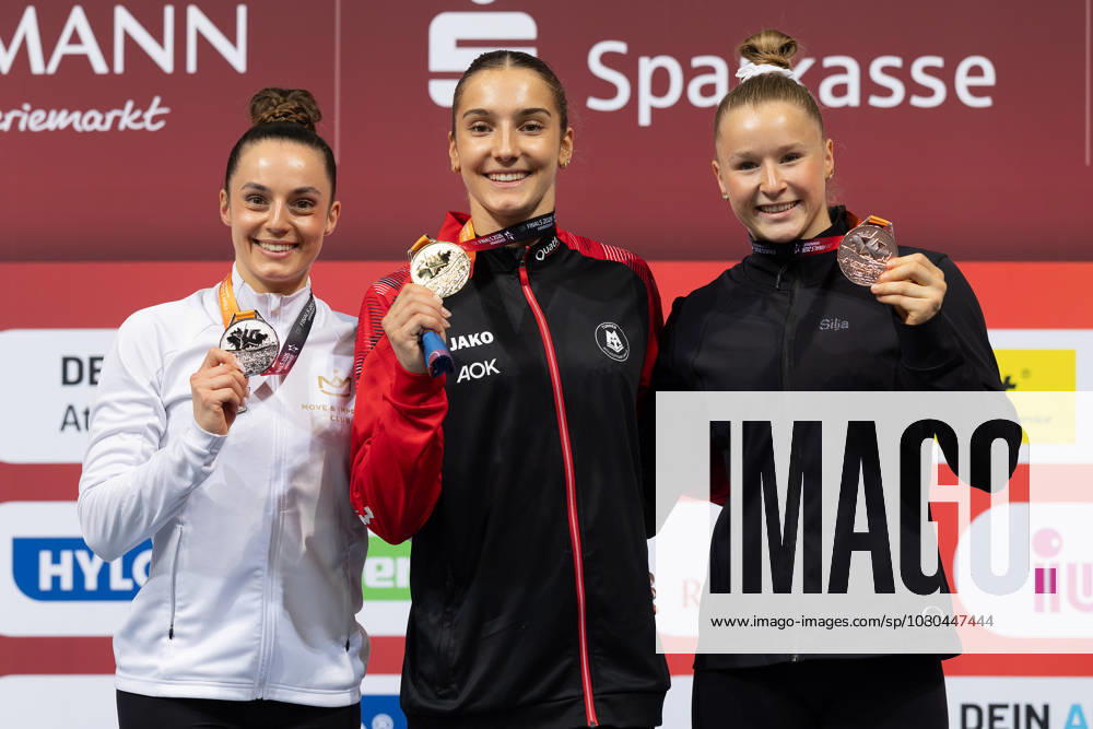 Deutsche Meisterschaften im Gerätturnen 2026, Gerätfinals Siegerehrung im Gerätfinale der Frauen, Balken. Von links: Pauline Schäfer-Betz (KTV Chemnitz), Helen Kevric (MTV Stuttgart) und Silja Stöhr (SG Heddesheim). Deutsche Meisterschaften im Gerätturnen, Gerätfinals, am 26. Juli 2026 in der ZAG-Arena in Hannover., Hannover Niedersachsen Deutschland ZAG Arena