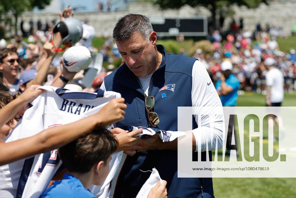 Foxborough, MA, USA; New England Patriots head coach Mike Vrabel sign autographs during Patriots training camp at Gillette Stadium. CSM NFL, American Football Herren, USA 2026: Patriots Training Camp JUL 26 - ZUMAc04_ 20260726_zma_c04_133