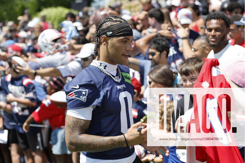 Foxborough, MA, USA; New England Patriots cornerback Christian Gonzalez (0) sign autographs during Patriots training camp at Gillette Stadium. CSM NFL, American Football Herren, USA 2026: Patriots Training Camp JUL 26 - ZUMAc04_ 20260726_zma_c04_135