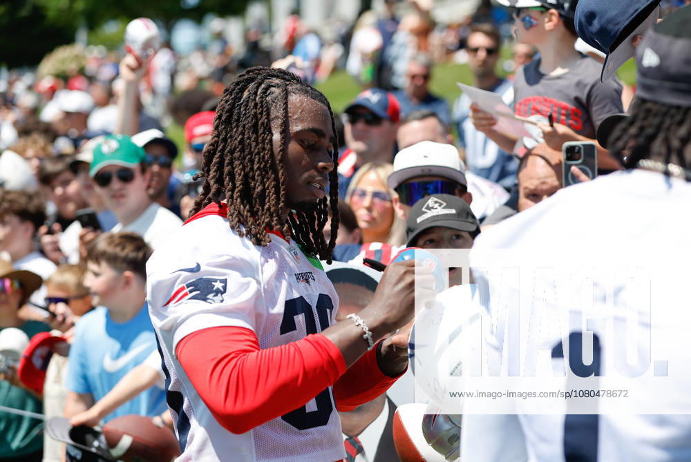 Foxborough, MA, USA; New England Patriots running back Rhamondre Stevenson (38) sign autographs participates in drills during Patriots training camp at Gillette Stadium. CSM NFL, American Football Herren, USA 2026: Patriots Training Camp JUL 26 - ZUMAc04_ 20260726_zma_c04_146