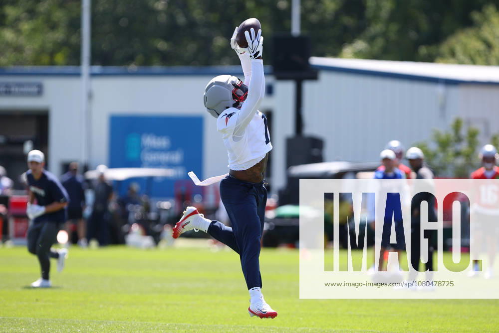 Foxborough, MA, USA; New England Patriots wide receiver A.J. Brown (1) makes a catch during Patriots training camp at Gillette Stadium. CSM NFL, American Football Herren, USA 2026: Patriots Training Camp JUL 26 - ZUMAc04_ 20260726_zma_c04_173