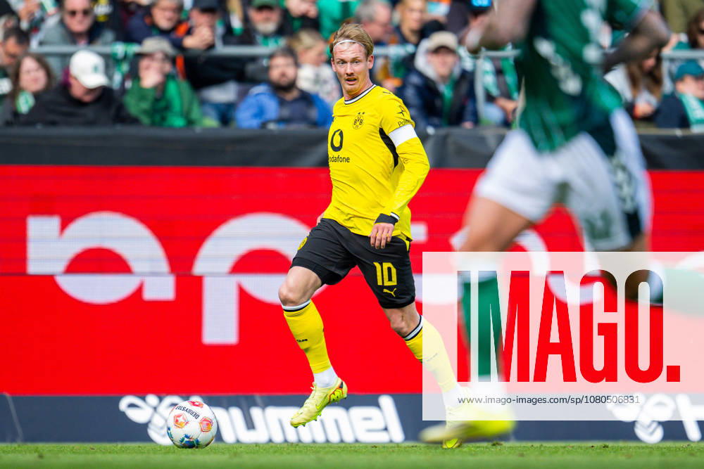 Fußball, 2025 2026, 1. Bundesliga, 34. Spieltag, SV Werder Bremen - Borussia Dortmund: Julian Brandt (Dortmund) mit Ball DFL REGULATIONS PROHIBIT ANY USE OF PHOTOGRAPHS AS IMAGE SEQUENCES AND OR QUASI-VIDEO.