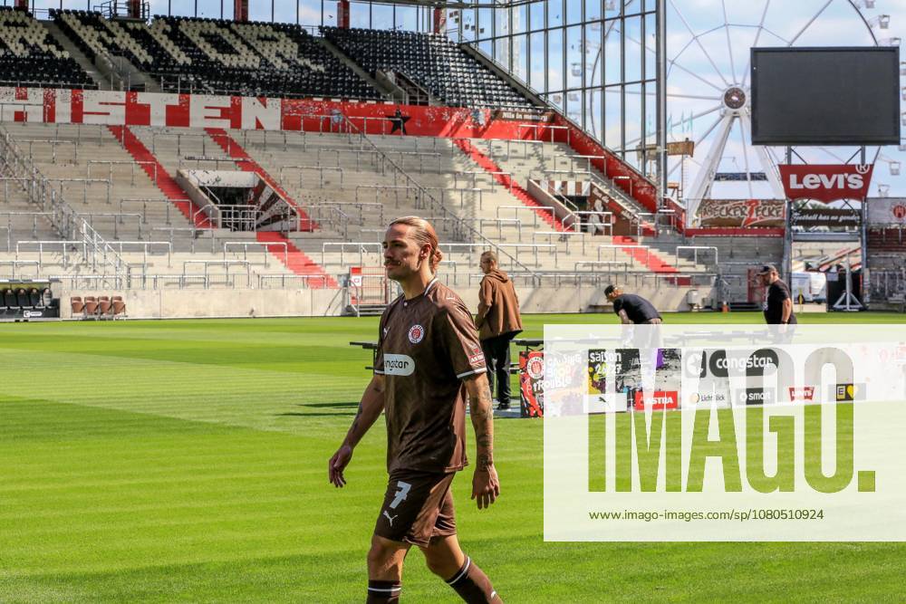 Jackson Irvine ( St Pauli ) auf dem Weg zum Shooting Deutschland , Hamburg , Millerntorstadion , Fussball , 2 . Bundesliga , FC St Pauli , Fotoshooting , Mannschaftsfoto