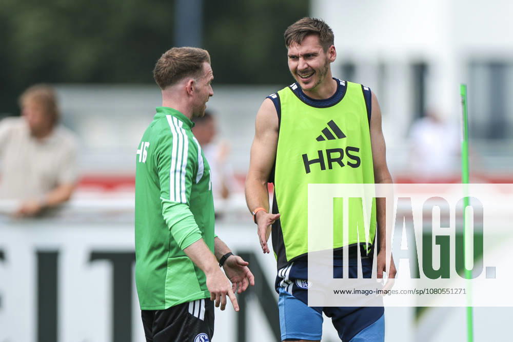 Fussball, Training des FC Schalke 04. Maximilian Wöber (FC Schalke 04). Gelsenkirchen Trainingsgelände FC Schalke 04 NRW Deutschland xRHR-FOTO YYx