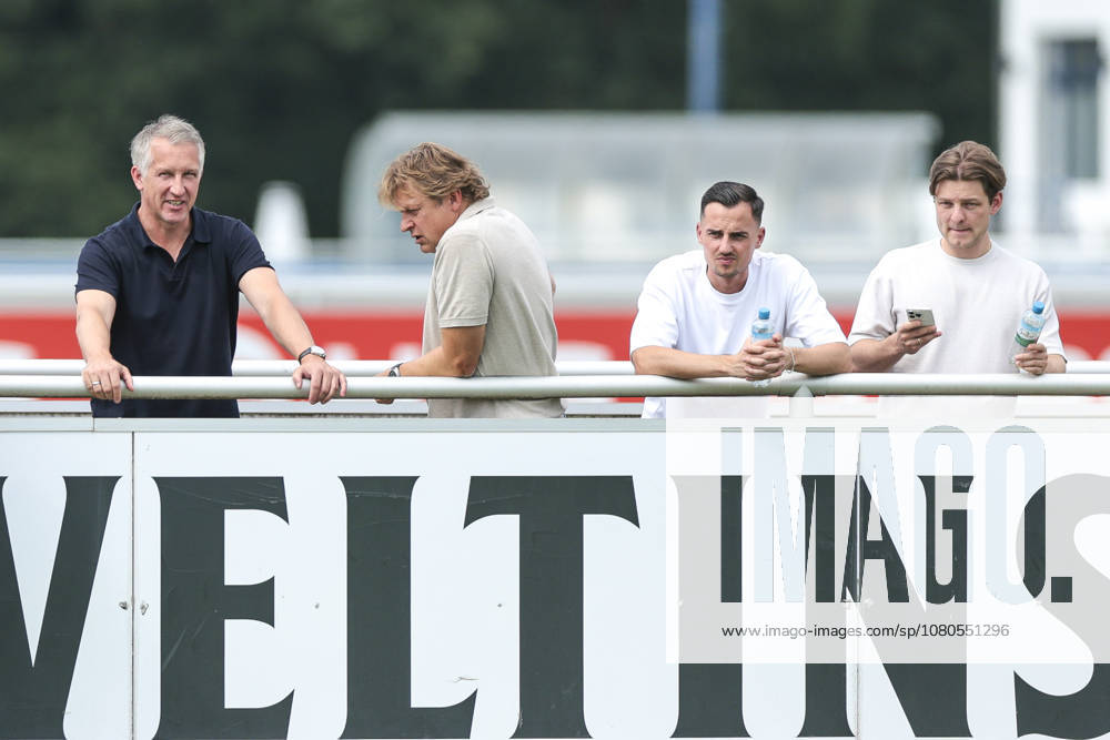 Fussball, Training des FC Schalke 04. v. l. Sportvorstand Frank Baumann (FC Schalke 04), Direktor Profifussball Youri Mulder (FC Schalke 04), Kaderplaner Maximilian Lüftl (FC Schalke 04), Technischer Leiter Lorenz Kutscha-Lissberg (FC Schalke 04). Gelsenkirchen Trainingsgelände FC Schalke 04 NRW Deutschland xRHR-FOTO YYx