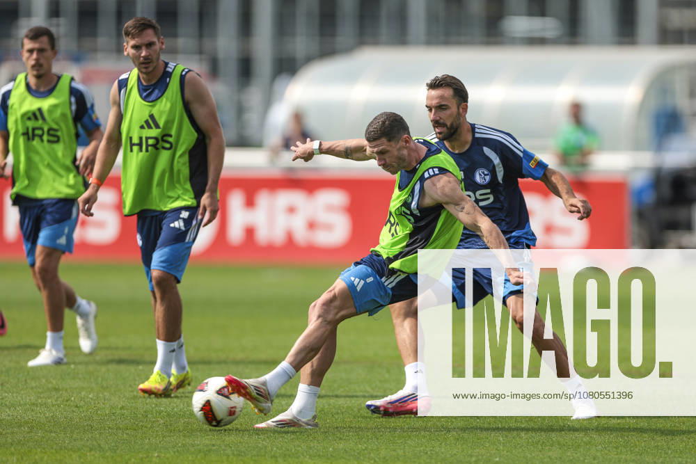 Fussball, Training des FC Schalke 04. v. l. Robin Gosens (FC Schalke 04), Kenan Karaman (FC Schalke 04). Gelsenkirchen Trainingsgelände FC Schalke 04 NRW Deutschland xRHR-FOTO YYx