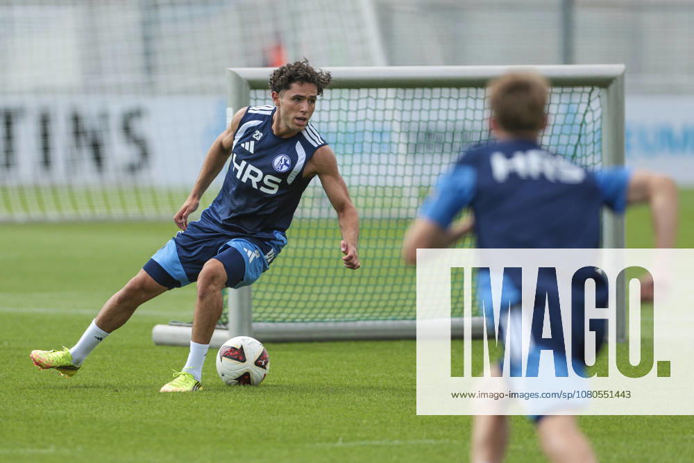 Fussball, Training des FC Schalke 04. Soufiane El-Faouzi (FC Schalke 04). Gelsenkirchen Trainingsgelände FC Schalke 04 NRW Deutschland xRHR-FOTO YYx