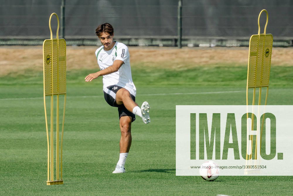 Jens Castrop (Borussia Moenchengladbach, 17) beim Passtraining. Oeffentliches Training Borussia Moenchengladbach auf dem Trainingsgelaende am ista-Borussia Park, 1. Bundesliga, Fussball, Saison 2026 2027, 30.07.2026 oeffentliches Training Borussia Moenchengladbach, 1. Bundesliga, Saison 2026 2027, 30.07.2026 Moenchengladbach