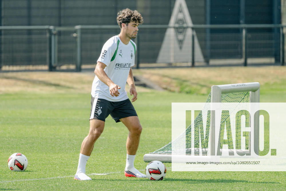 Giovanni Reyna (Borussia Moenchengladbach, 13) spielt den Ball. Oeffentliches Training Borussia Moenchengladbach auf dem Trainingsgelaende am ista-Borussia Park, 1. Bundesliga, Fussball, Saison 2026 2027, 30.07.2026 oeffentliches Training Borussia Moenchengladbach, 1. Bundesliga, Saison 2026 2027, 30.07.2026 Moenchengladbach