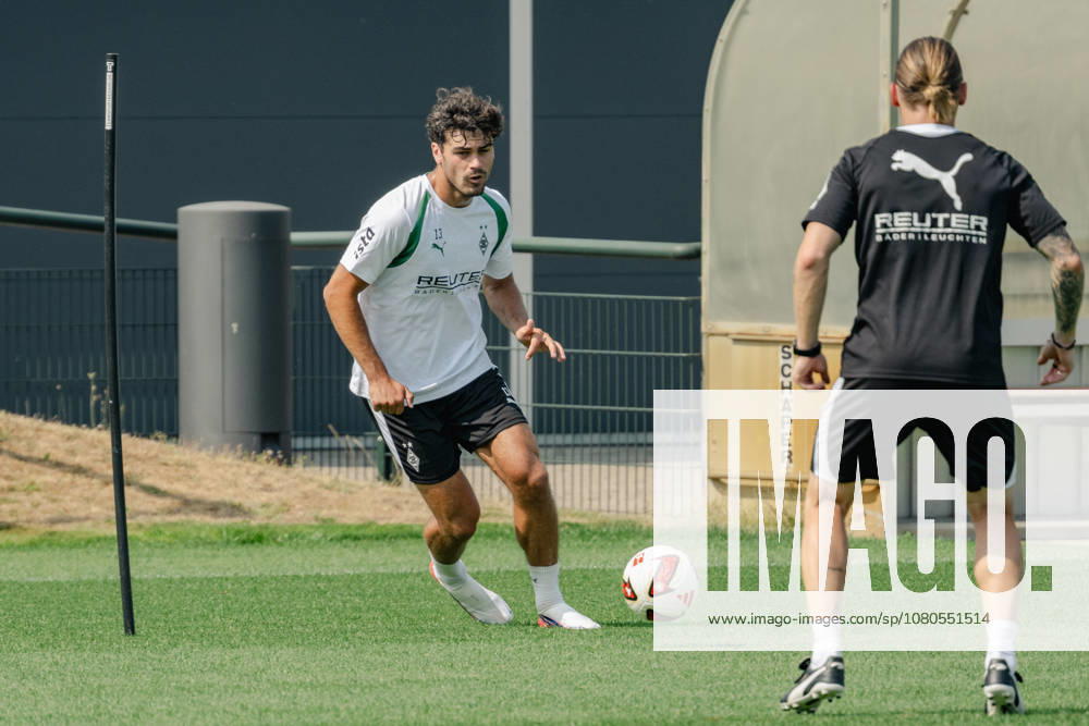 Giovanni Reyna (Borussia Moenchengladbach, 13) spielt den Ball Eugen Polanski (Borussia Moenchengladbach, Trainer) zu. Oeffentliches Training Borussia Moenchengladbach auf dem Trainingsgelaende am ista-Borussia Park, 1. Bundesliga, Fussball, Saison 2026 2027, 30.07.2026 oeffentliches Training Borussia Moenchengladbach, 1. Bundesliga, Saison 2026 2027, 30.07.2026 Moenchengladbach