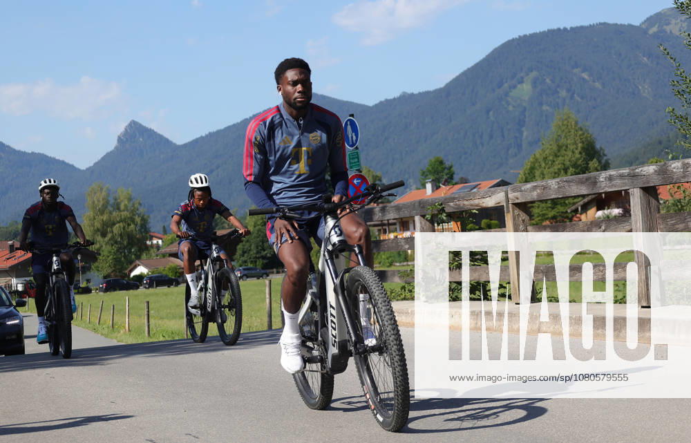 FC Bayern Muenchen, Trainingslager am Tegernsee , Fussball, im Bild: Bara Sapoko Ndiaye (FC Bayern Muenchen), Wisdom Mike (FC Bayern Muenchen) und Alphons Davies (FC Bayern Muenchen)