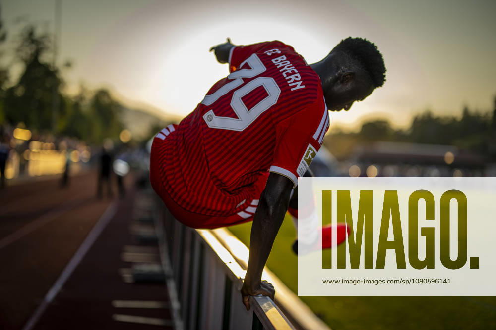 Fussball Bundesliga 2026 2027, Trainingslager FC Bayern München in Rottach-Egern am Tegernsee (Bayern). Testspiel FC Rottach Egern - FC Bayern München, Bara Sapoko Ndiaye (Bayern München) klettert über die Bande