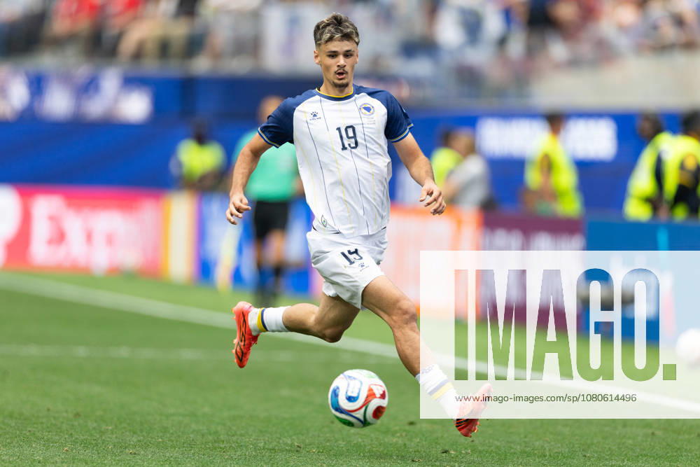 INGLEWOOD, CA - JUNE 18: Kerim Alajbegovic 19 of Bosnia and Herzegovina tracks the ball during the FIFA World Cup, WM, Weltmeisterschaft, Fussball 2026 Group B match between Switzerland and Bosnia and Herzegovina on June 18, 2026 at Los Angeles Stadium in Inglewood, CA. (Photo by Karl Anderson Icon Sportswire) SOCCER: JUN 18 FIFA World Cup 26 Group B - Switzerland vs Bosnia and Herzegovina Icon272260618113