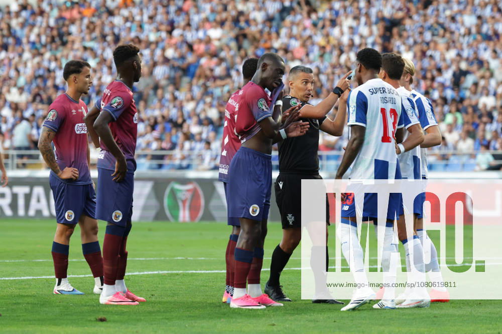 Supertaça Portugal Estadio Cidade de Coimbra, August 01, 2026, Coimbra v.l. Schiedsrichter Andre Narciso ermahnt die Spieler Coimbra Estádio Cidade de Coimbra Coimbra Portugal