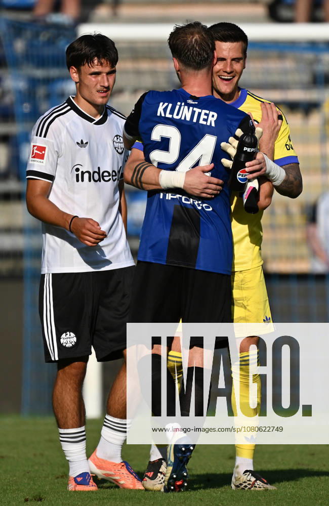 Fussball Testspiel, SV Waldhof Mannheim - Eintracht Frankfurt v.l. Niklas Scheller (Eintracht Frankfurt), Michael Zetterer (Eintracht Frankfurt), Lukas Kluenter Klünter (Waldhof Mannheim) Mannheim