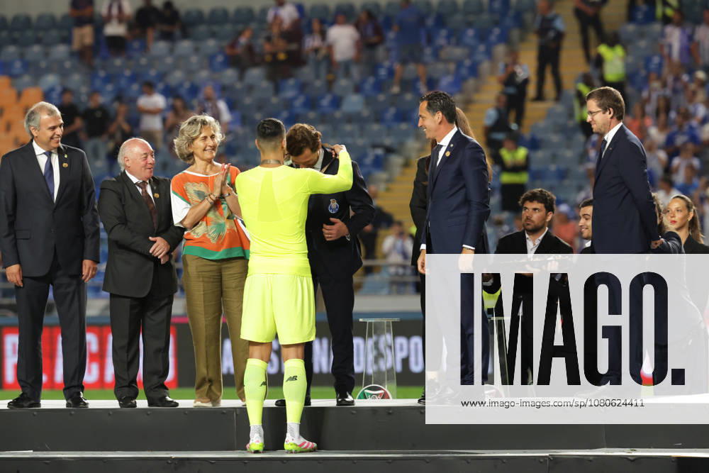 Supertaça Portugal Estadio Cidade de Coimbra, August 01, 2026, Coimbra v.l. Goalkeeper Diogo Costa (FC Porto) entraga a Medalha de ouro ao presidente do Porto Villas Boas Coimbra Estádio Cidade de Coimbra Coimbra Portugal