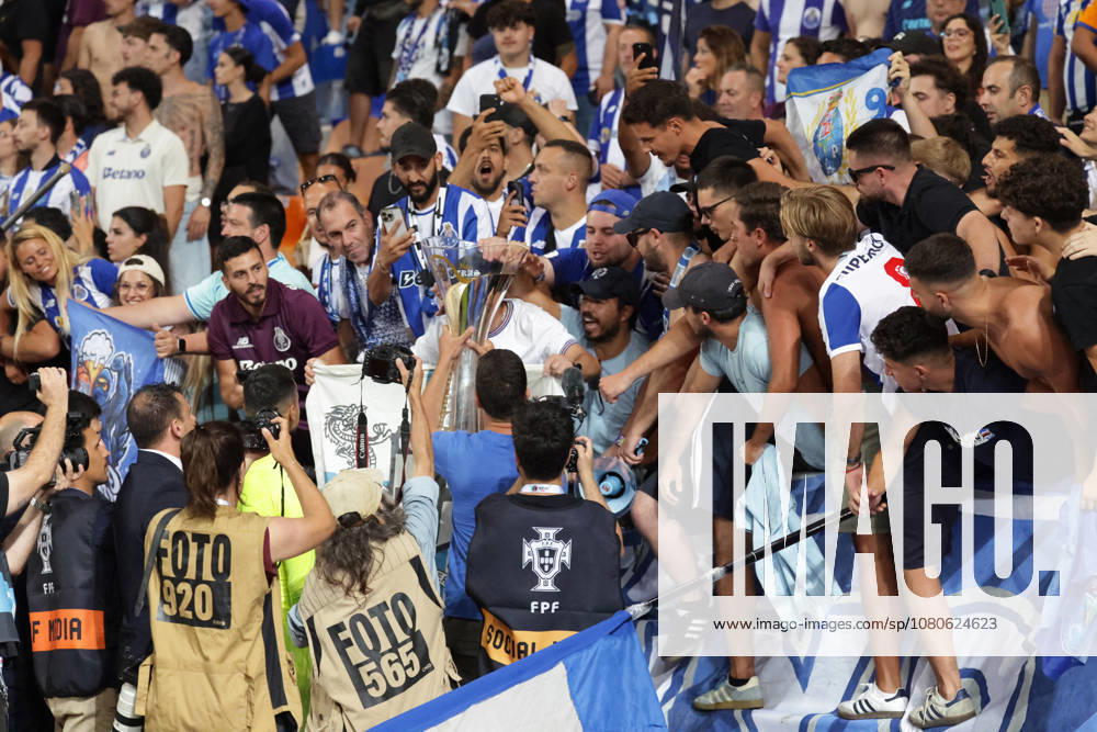 Supertaça Portugal Estadio Cidade de Coimbra, August 01, 2026, Coimbra v.l. Goalkeeper Diogo Costa (FC Porto) entrega a Taca aos adeptos Coimbra Estádio Cidade de Coimbra Coimbra Portugal