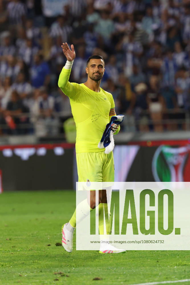 Supertaça Portugal Estadio Cidade de Coimbra, August 01, 2026, Coimbra v.l. Goalkeeper Diogo Costa (FC Porto) bedankt sich bei den Fans Coimbra Estádio Cidade de Coimbra Coimbra Portugal