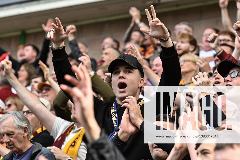 Hibernian v Motherwell William Hill Premiership Fan of Motherwell celebrates his sides first goal during the William Hill Premiership match at Easter Road, Edinburgh 02 08 2026 UK Newspapers OUT