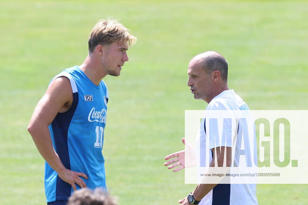 SSC Napoli Training Session Massimiliano Allegri, coach of Napoli, and Rasmus Hojlund of Napoli during a training session on Day of the preseason camp of SSC Napoli at stadio Patini in Castel di Sangro, Italy, on August 2, 2025. Castel di Sangro Italy