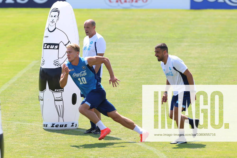 SSC Napoli Training Session Massimiliano Allegri, coach of Napoli, and Rasmus Hojlund of Napoli during a training session on Day of the preseason camp of SSC Napoli at stadio Patini in Castel di Sangro, Italy, on August 2, 2025. Castel di Sangro Italy