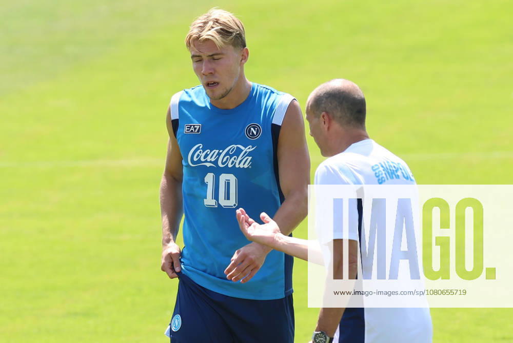 SSC Napoli Training Session Massimiliano Allegri, coach of Napoli, and Rasmus Hojlund of Napoli during a training session on Day of the preseason camp of SSC Napoli at stadio Patini in Castel di Sangro, Italy, on August 2, 2025. Castel di Sangro Italy