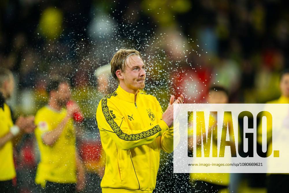 Fußball, 2025 2026, 1. Bundesliga, 33. Spieltag, Borussia Dortmund - SG Eintracht Frankfurt: Julian Brandt (Dortmund) nach dem Spiel in einer Wasserdusche, verabschiedet sich von den Fans DFL REGULATIONS PROHIBIT ANY USE OF PHOTOGRAPHS AS IMAGE SEQUENCES AND OR QUASI-VIDEO.